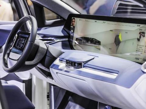 全球最长汽车显示屏诞生！长达1.2米，在车展上引起轰动！