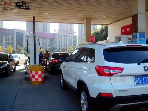 你知道，养车一年要花多少钱？网友：其实车更适合农村！