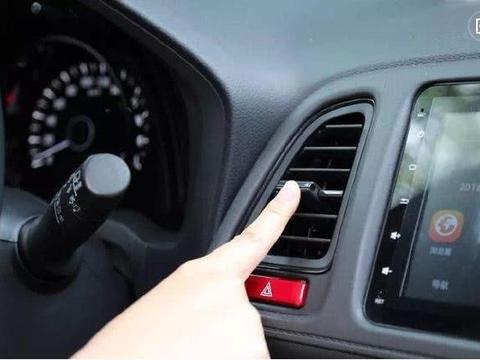 汽车空调有臭味？去4S店，肯定又是换空调滤芯，老司机教你一招