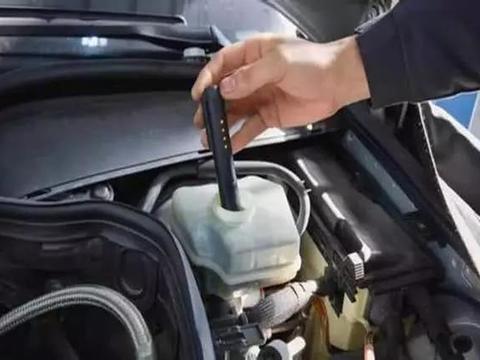 汽车保养只换机油就行了？有3个零件不换等于白保养