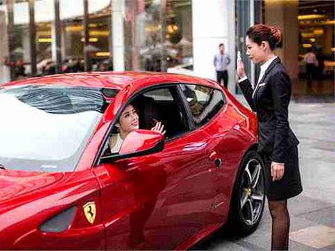 在买车的时候被4S店强制买保险应该怎么办？老司机：我有办法