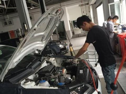 时速30公里，转个弯气囊炸了，车主左眼失明，事故原因成谜