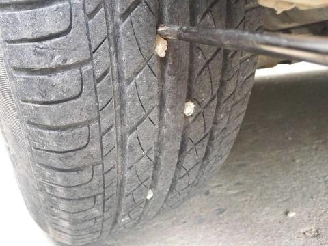 开车10年才知道，轮胎卡石子别用钥匙抠，用一土办法，石子全跑
