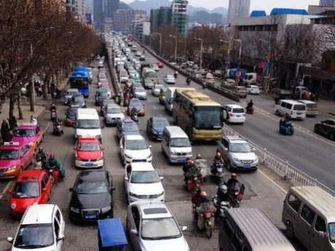 私营加油站为什么比中石化中石油便宜那么多？工作人员说出内幕