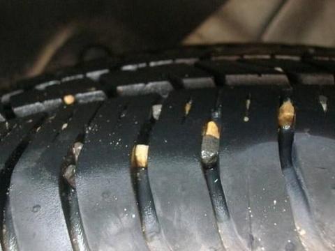 开车10年才知道，轮胎卡石子别用钥匙抠，用一土办法