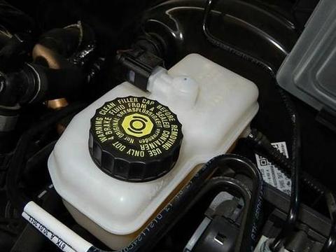 如何判断刹车油是否需要更换？含水量吗？