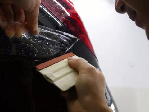 新车一买来别急着上路，加装这3样东西后，多开8年都没问题！