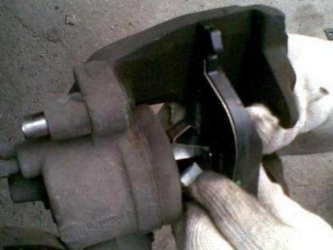 汽车刹车片到底多久更换一次？老司机：通过这些方法自己去判断