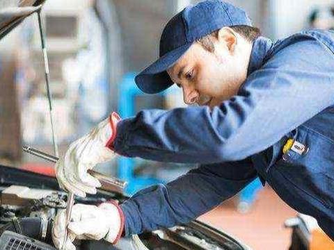 全合成机油一万公里才换？修车师傅：汽车的使用寿命会降低