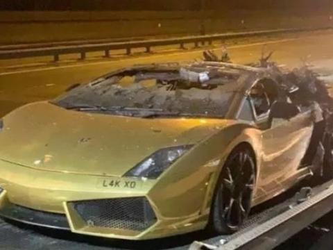 22岁富商开蓝宝坚尼载女友 刚花40万保养上路后瞬间烧成废铁