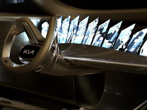 起亚再秀神仙操作，中控台装21块屏幕！感觉有点上头