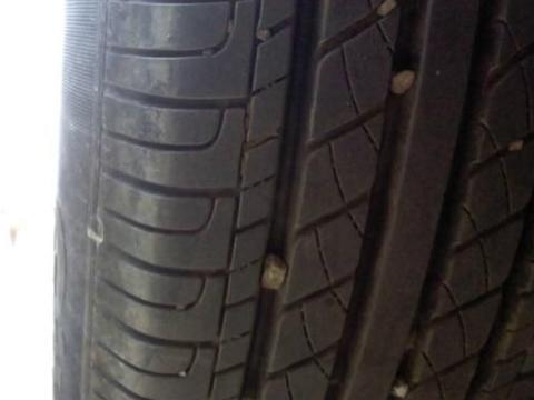 买车5年了，才知道轮胎缝里的石子不用抠，学会一招自动掉