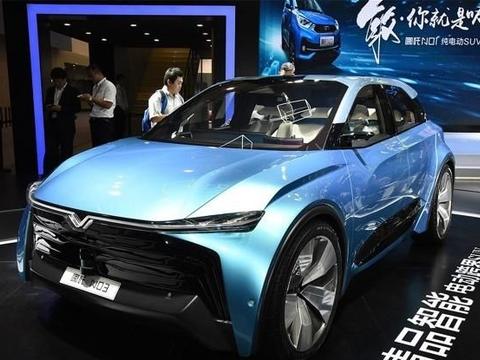 不做国产电动的余渣，4.9s破百，续航达500km，中控屏25英寸