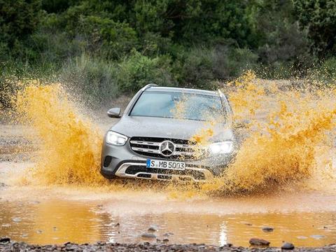 扶手箱前部多媒体控制区域也采用了最新的手写触控板