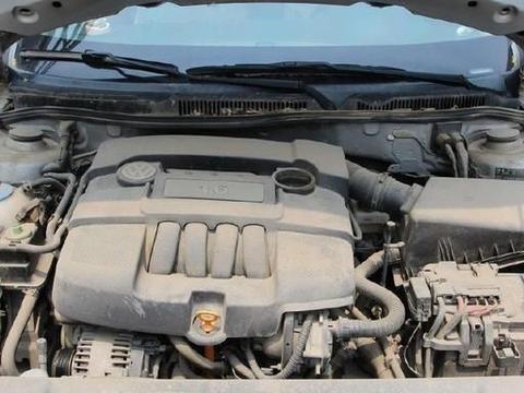 发动机有灰尘千万别用毛巾擦！修车师傅：用这一笨招