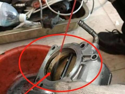 一半人养车只知换机油？太傻！记得每月清理这孔，车子有劲不费油