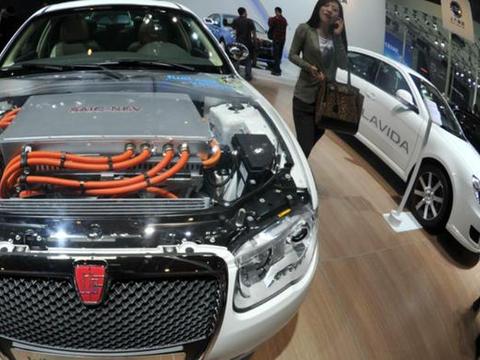 汽车电瓶如何维护？维修师傅：平时这么做，电瓶寿命多一倍