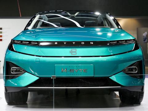 国产新豪车登场！宝马设计师操刀仅30万，配50寸大屏、发光车标