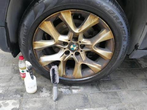 汽车轮毂脏了怎么办？4S店可不会告诉你，这个“土办法”最靠谱