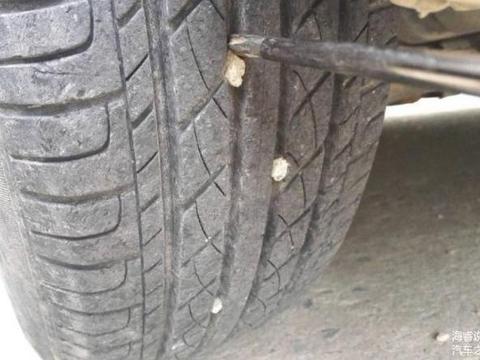 省时省力的方法是这种专用清石钩，将卡在轮胎里的石子轻松钩出来