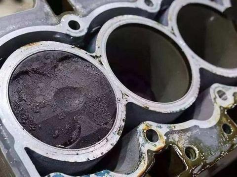 猛踩油门并不能清除积碳，很多人都理解错了，这才是正确的做法！