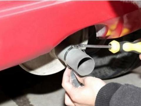 到上海才发现，满大街排气管上加块磁铁，难怪油耗哗哗降，真聪明