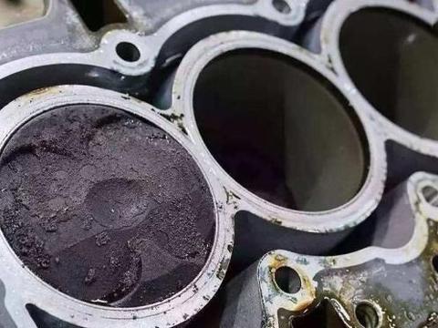 猛踩油门并不能清除积碳，很多人都理解错了，这才是正确的做法