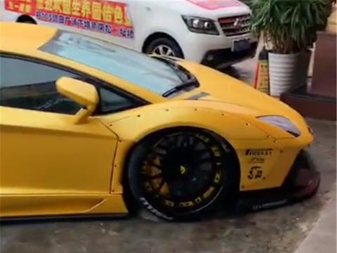 630万兰博基尼爆改“宽体”，车身近乎贴地，过减速带很麻烦！