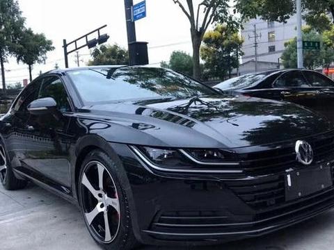 没看错，这就是大众，黑色车身＋刀锋式轮毂，停路边比野马都抢眼