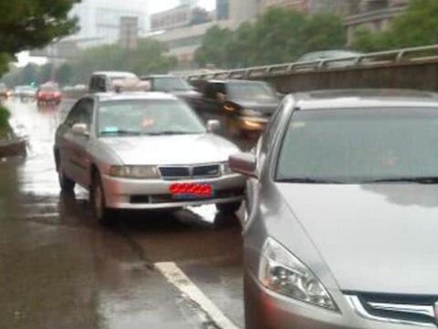 汽车停在路边，不知道被谁刮蹭，是先找保险还是交警，这个很重要