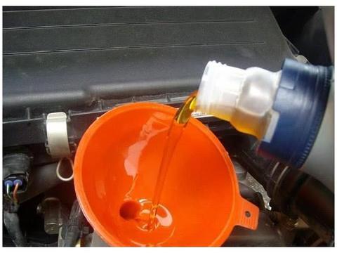 5000公里换一次机油是“胡扯”，老司机：这样换发动机报废快！