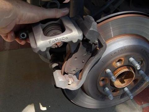 刹车盘多长时间更换？一种不成文的推算方法，却得到很多司机认可