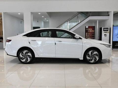 吉利GE11实车到店，续航最高500km，20万起？有些膨胀