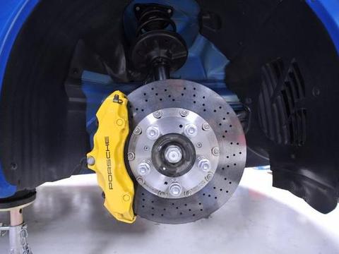 汽车出现这5种现象，预示着刹车系统出现问题，别大意！