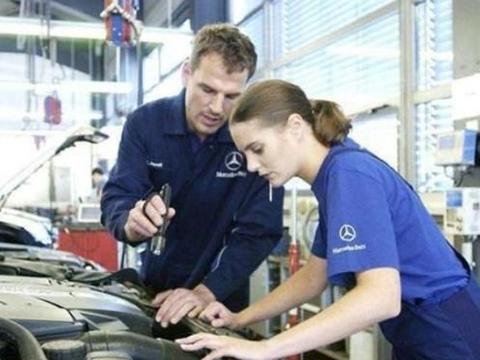 汽车火花塞多久换一次才合适？很多车主不知道，修车师傅告诉你