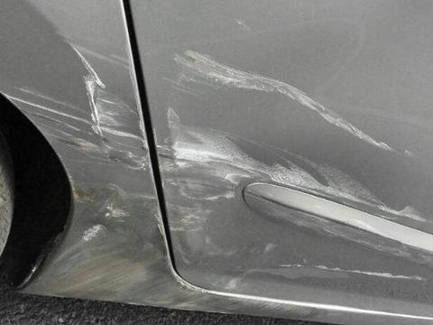 汽车停在路边，不知道被谁刮蹭，是先找保险还是交警，这个很重要