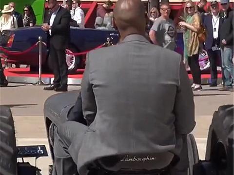 拖拉机都来参加车展？看到车尾一串字符，才知这车有钱也难买