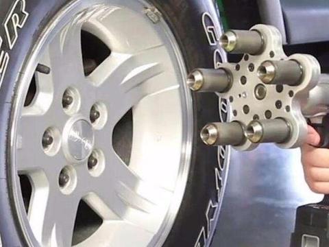 汽车轮胎开到多少公里需要换位？请记好这个数，超过就很容易爆胎