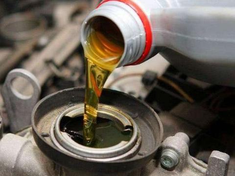 汽车保养时，只换机油就行？这个孔每月清一次，动力足贼省油