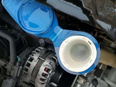 ​汽车玻璃水用完了，可以自己加吗？很多车主不清楚