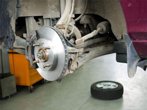 刹车盘多少公里换一次？可别搞错了！安全问题不容忽视