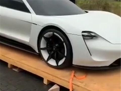 首台纯电动保时捷到店，充15分钟跑400公里，特斯拉有压力！