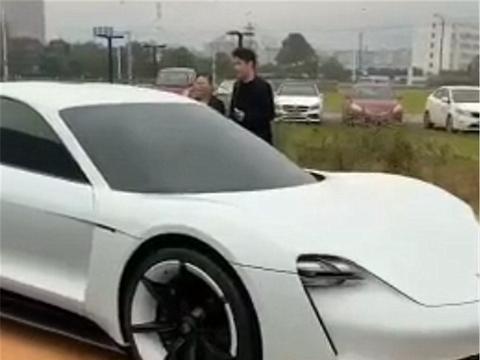 首台纯电动保时捷到店，充15分钟跑400公里，特斯拉有压力！