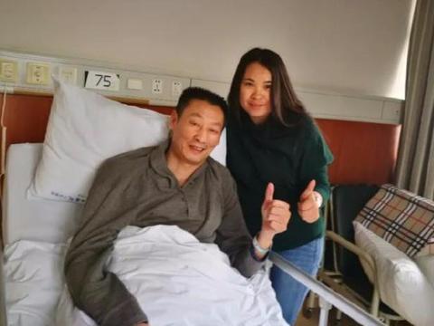 49岁国手郑亮瘫痪现状：惠若琪为其捐3万，胳膊严重变形！