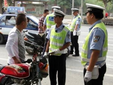 摩托车电动车都“限行”，农民出门骑什么？专家：促进汽车发展