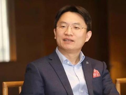 你以为奔驰展厅里穿着雅致西服的人，只是在卖车么？