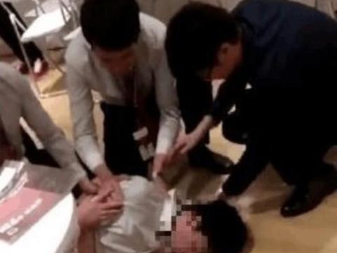 汽车销售陪客户狂聊8小时,结果交定金前反悔,当场被气到吐血倒地