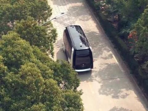 华为和东风合伙造汽车，无方向盘设计，本月下旬亮相车展