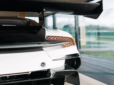 阿斯顿马丁火神，变态级公路赛车，白色伏地魔