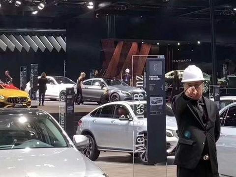上海车展奔驰展台这张图又火了，这是几个意思？